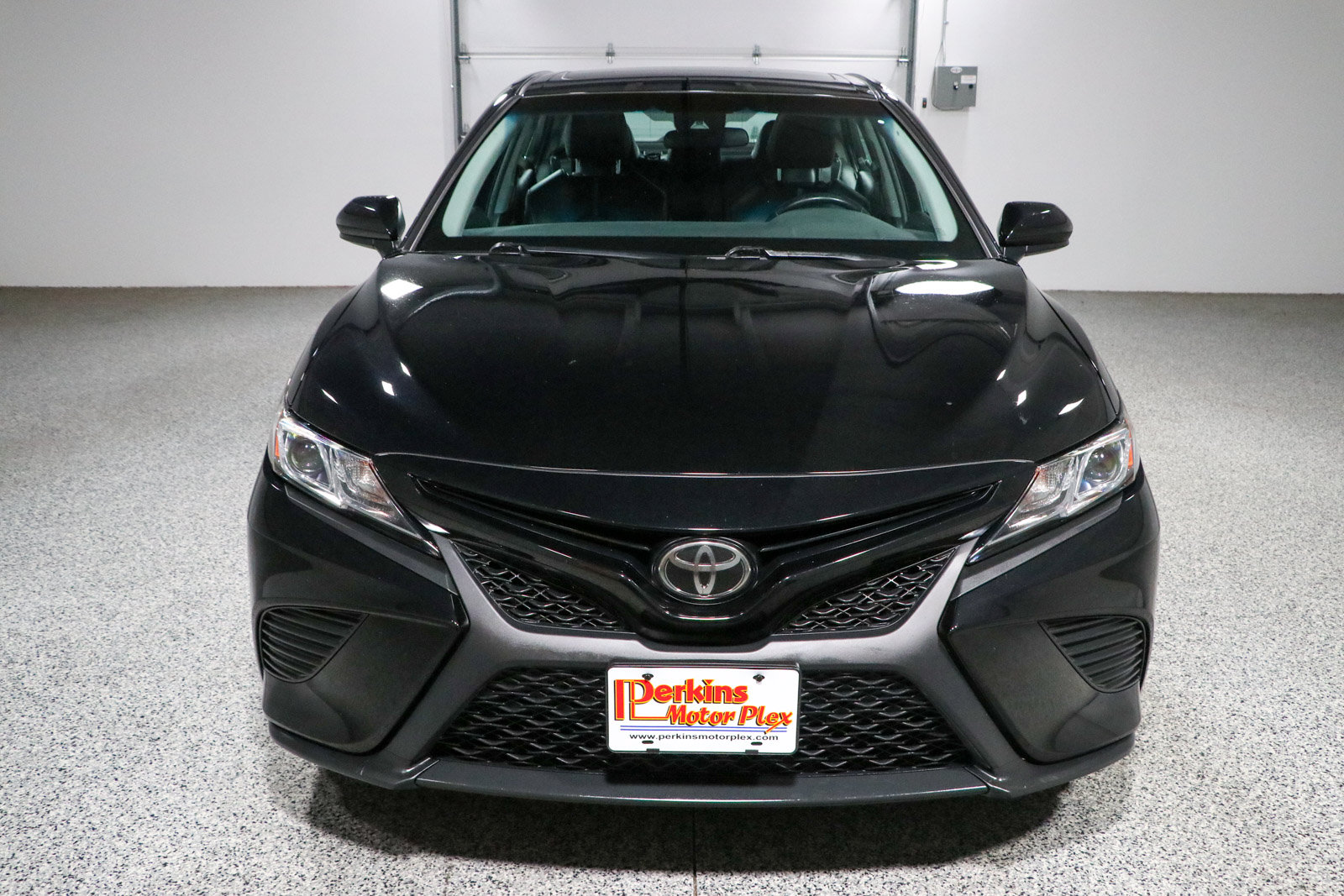 Used 2018 Toyota Camry SE w/ Moonroof Package FWD image 4