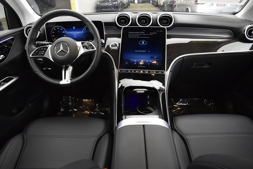 Used 2025 Mercedes-Benz GLC 350e 4MATIC image 18