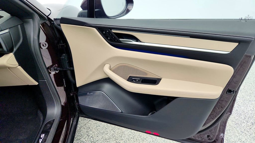 Used 2025 Porsche Macan 4S Electric image 28