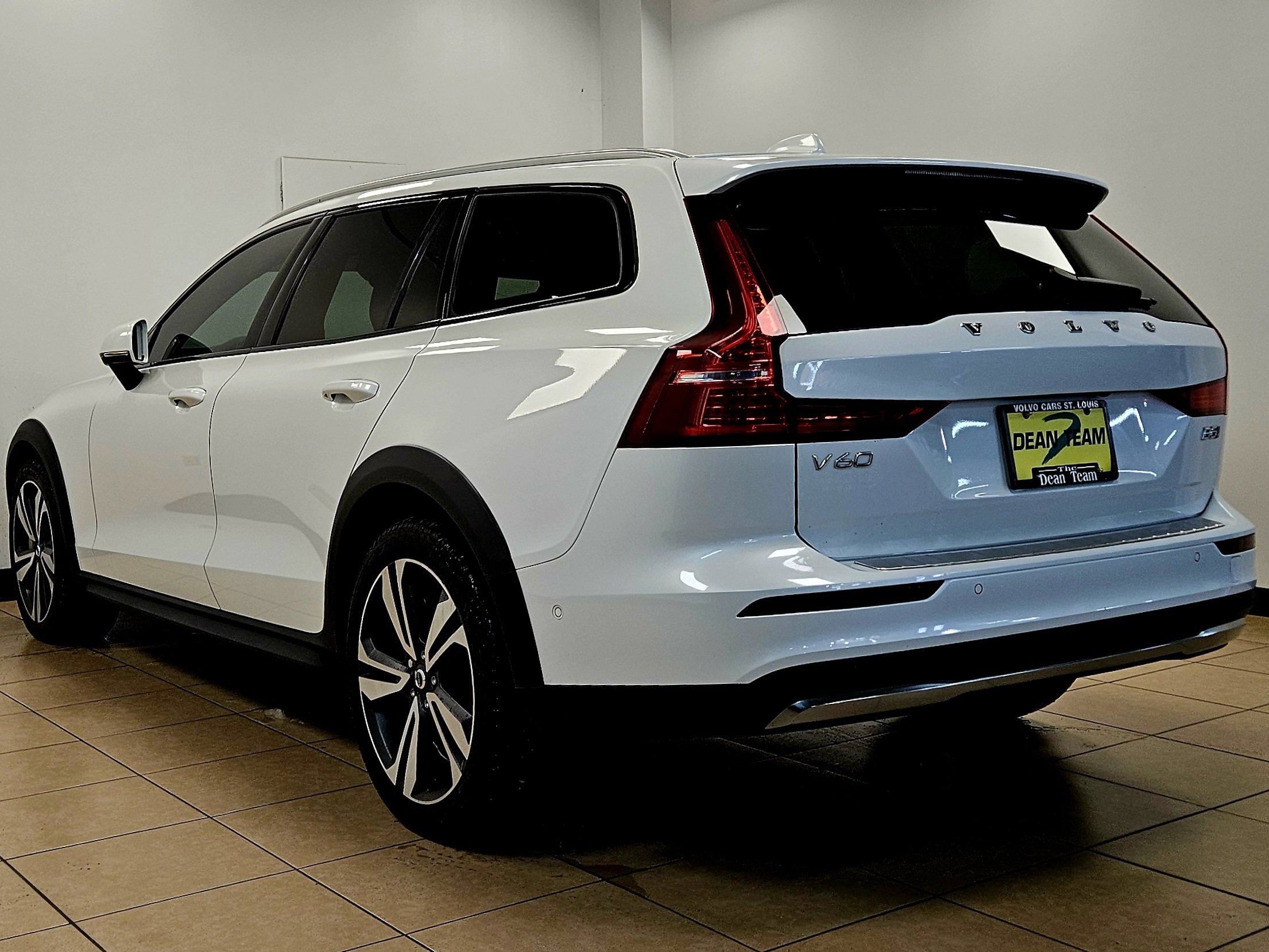 Used 2023 Volvo V60 B5 Cross Country Plus w/ Protection Package Premier image 5