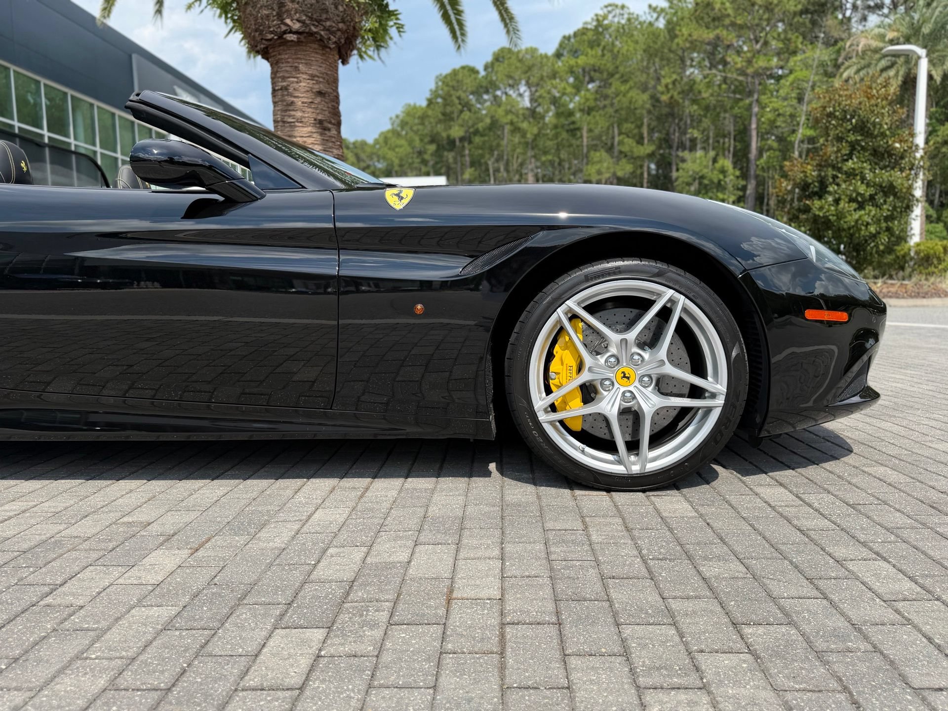 Used 2016 Ferrari California T RWD image 9