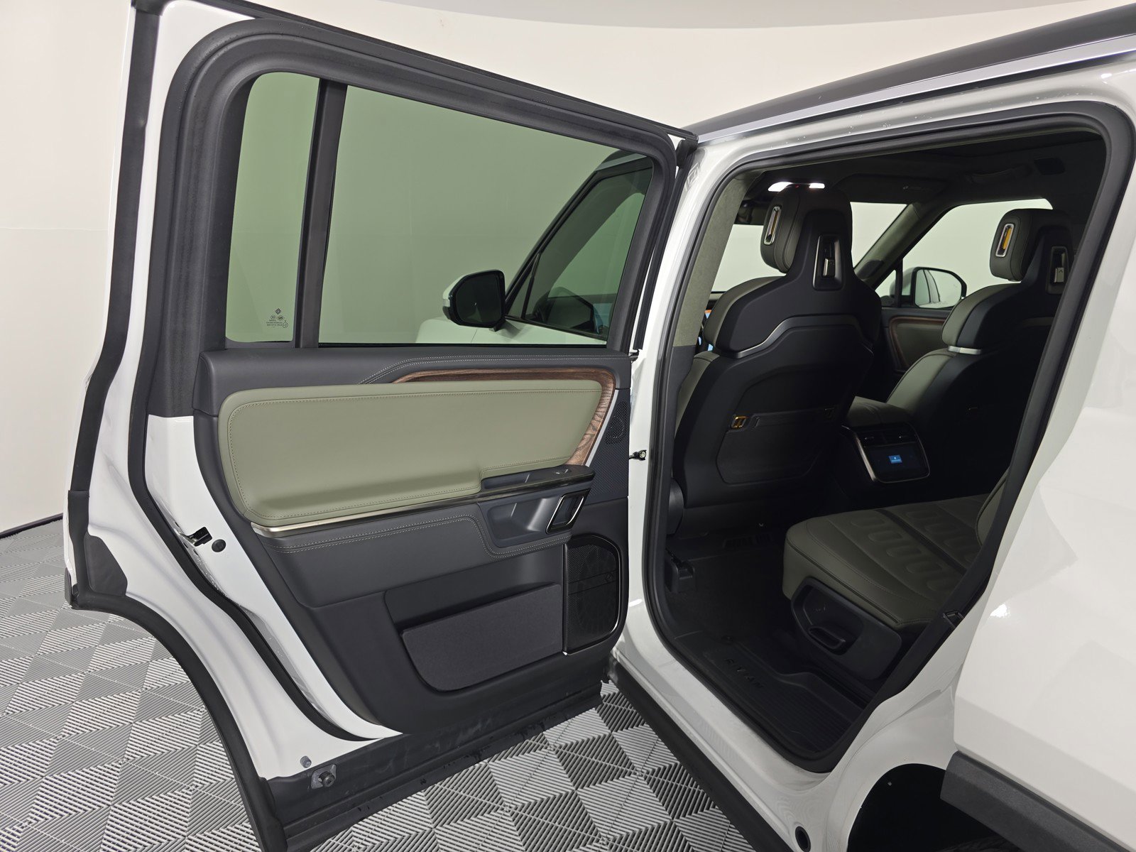 Used 2023 Rivian R1S Adventure AWD/4WD image 16