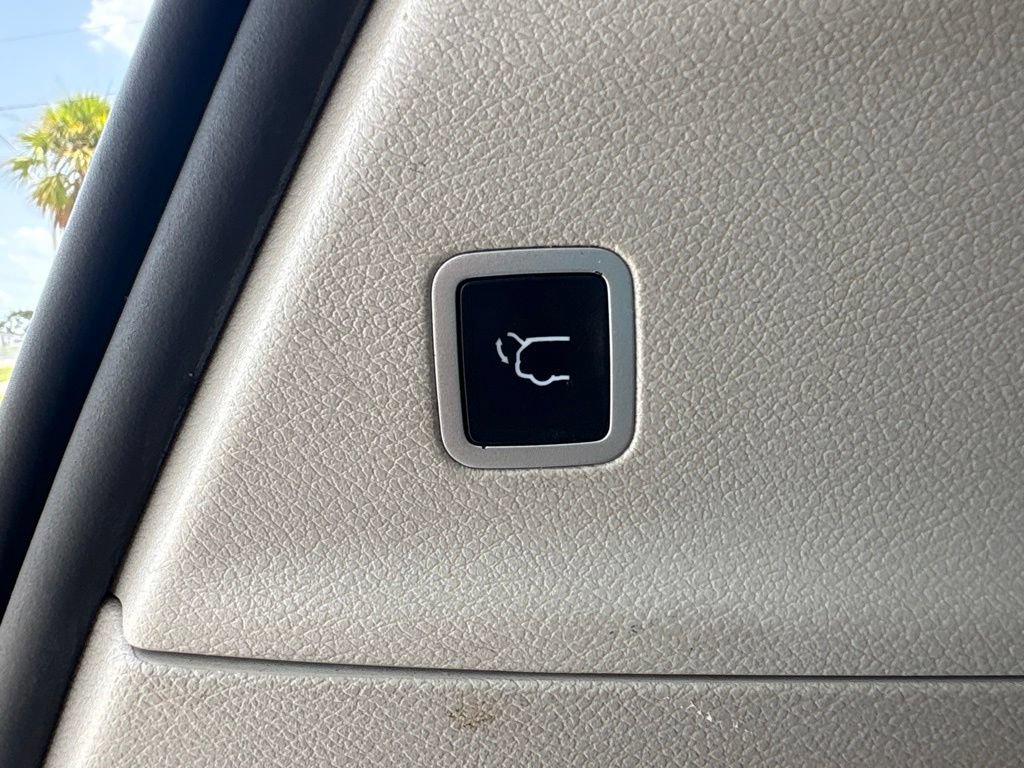 Used 2020 Chrysler Voyager Lxi FWD image 12