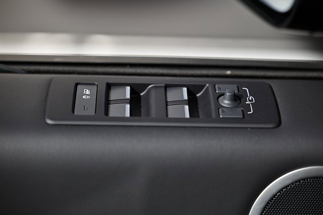 New 2025 Land Rover Discovery Metropolitan Edition image 18