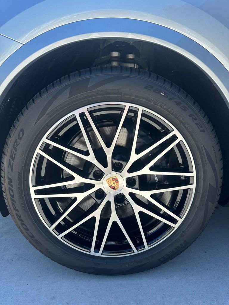 Used 2025 Porsche Cayenne Coupe image 26