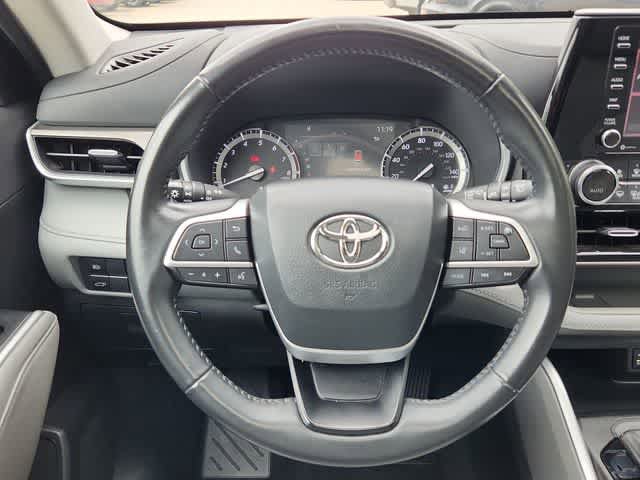 Used 2022 Toyota Highlander XLE AWD/4WD image 22