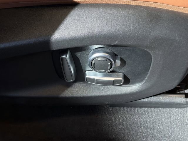 Used 2023 Jaguar F-PACE SVR image 18