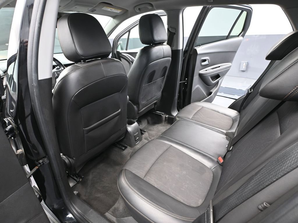 Used 2020 Chevrolet Trax LT w/ LT Convenience Package AWD/4WD image 32