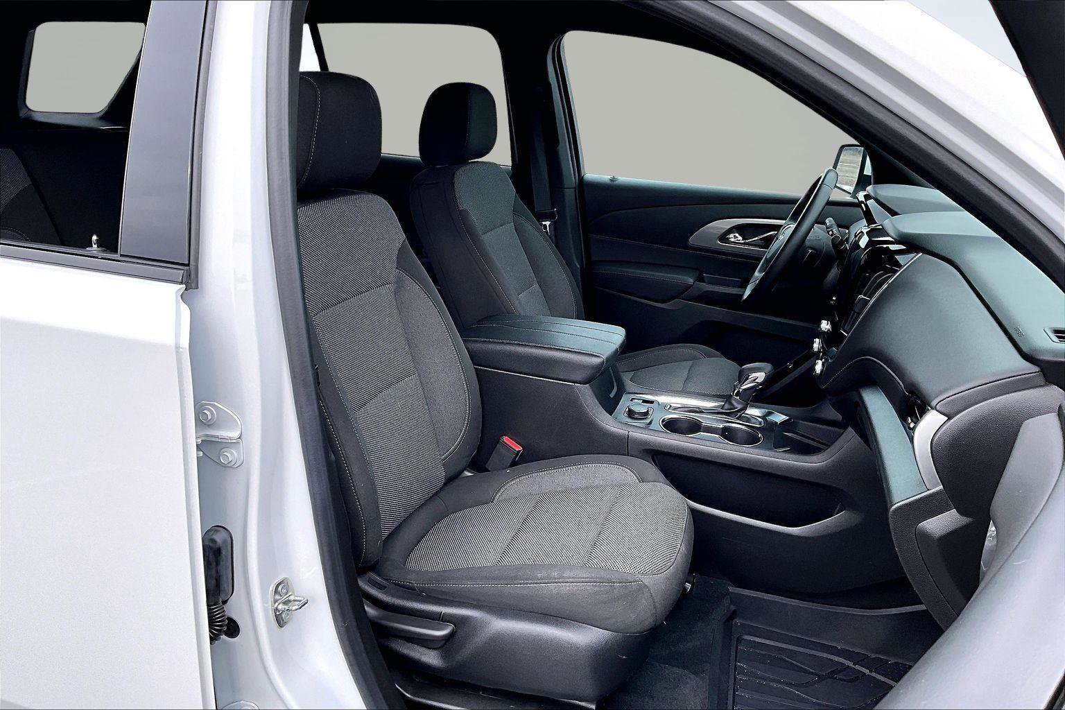 Used 2023 Chevrolet Traverse LT w/ Midnight/Sport Edition image 8