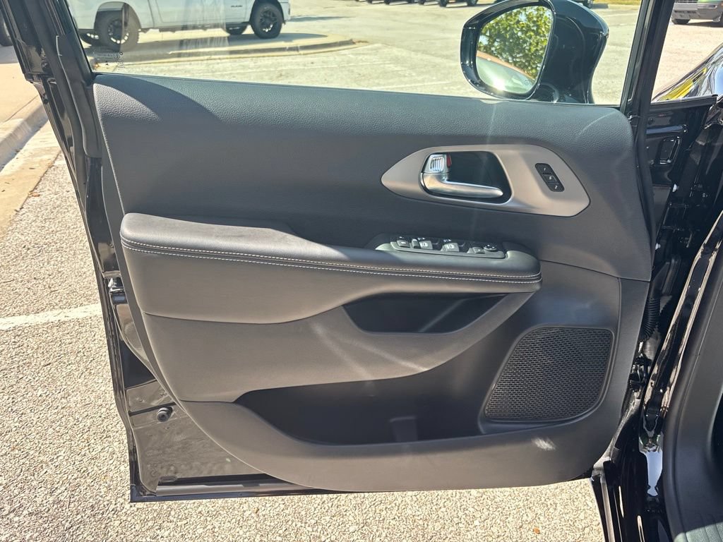 New 2027 Chrysler Pacifica Select FWD image 30