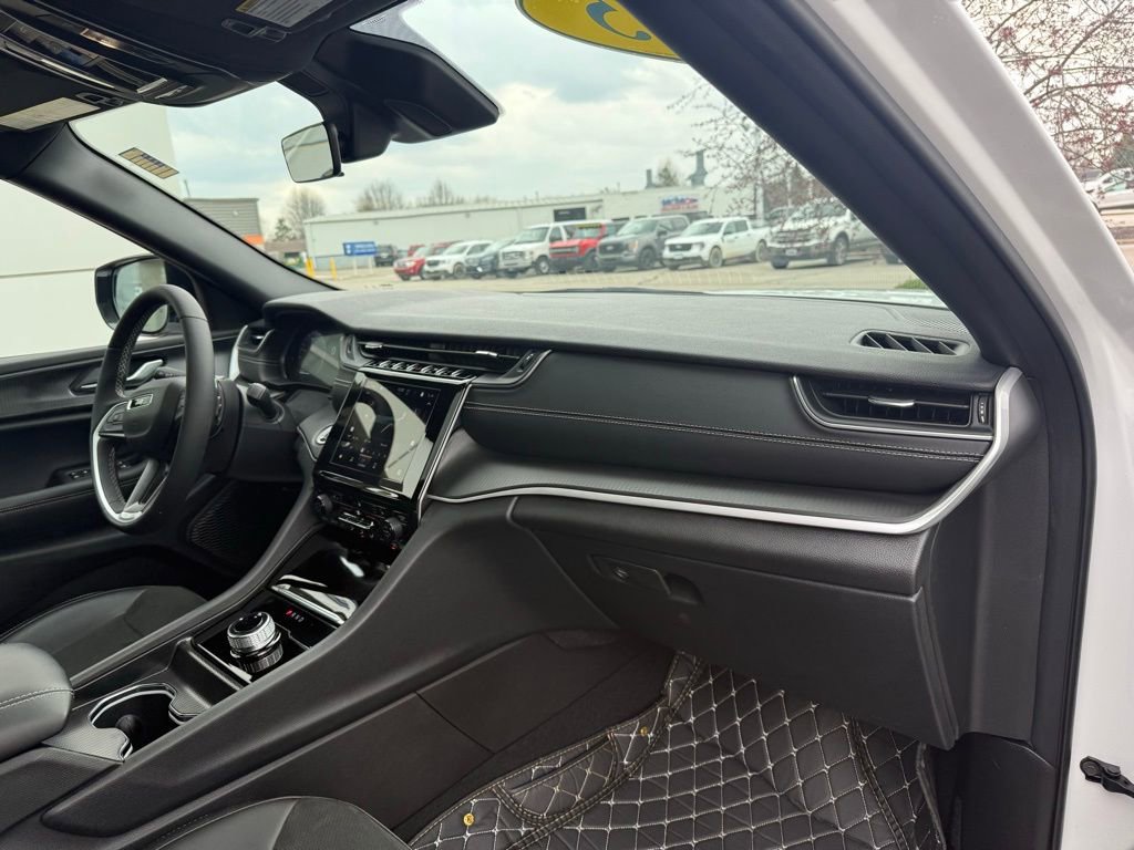 Used 2025 Jeep Grand Cherokee Altitude image 28