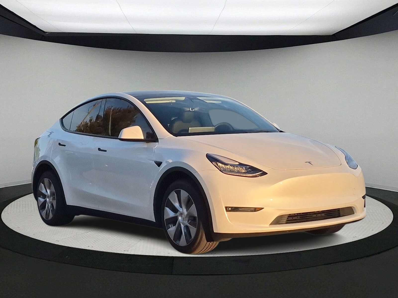 Used 2023 Tesla Model Y Long Range AWD/4WD image 2