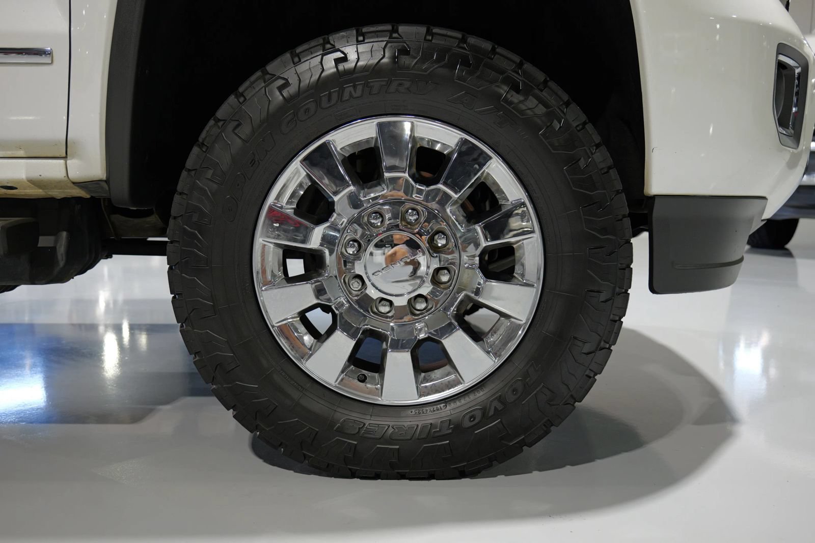 Used 2018 GMC Sierra 2500 Denali w/ Duramax Plus Package AWD/4WD image 7