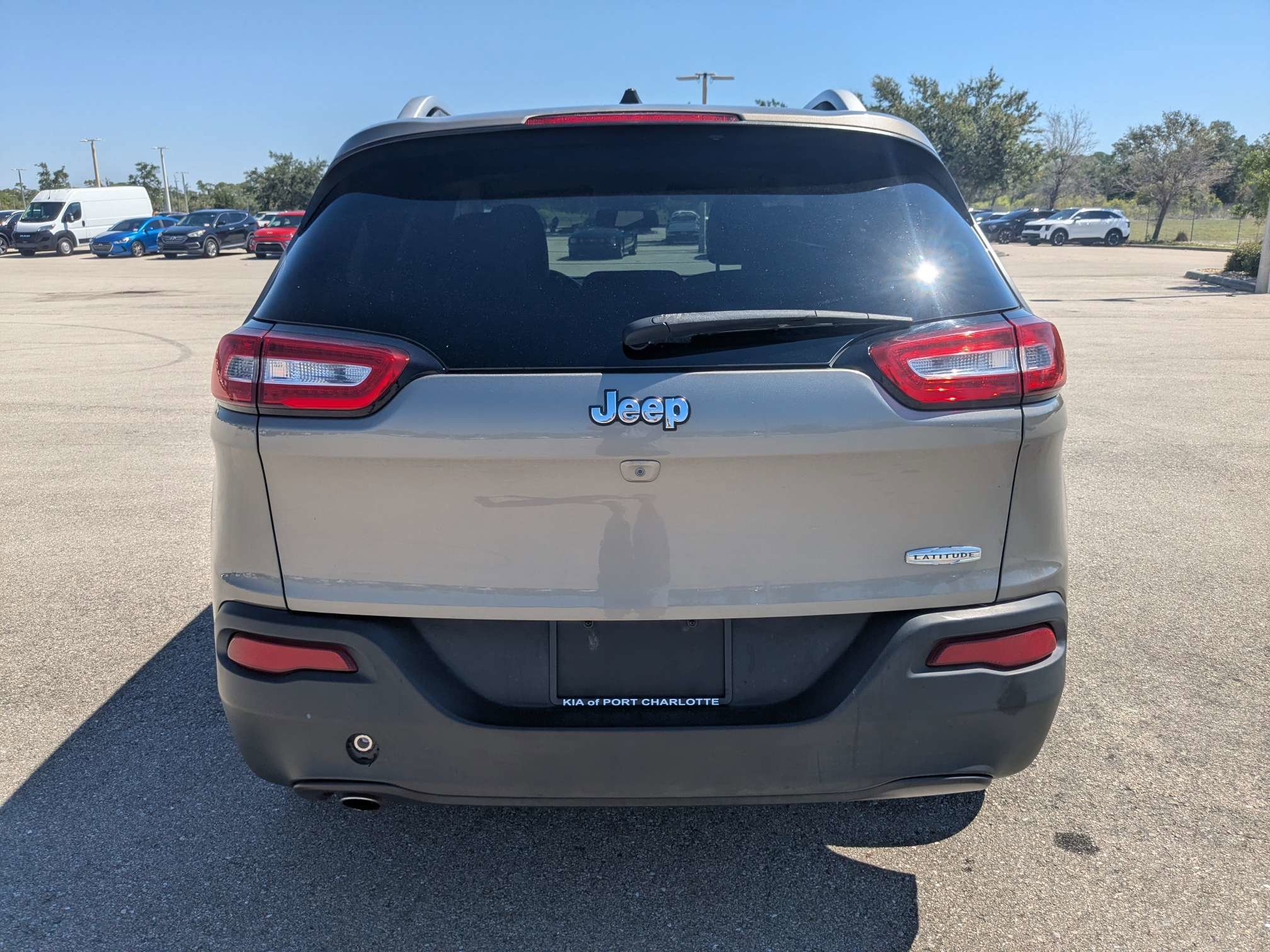 Used 2018 Jeep Cherokee Latitude Plus w/ Comfort/Convenience Group FWD image 6