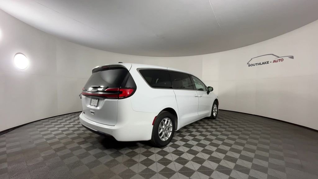 Used 2023 Chrysler Pacifica Touring-L image 8