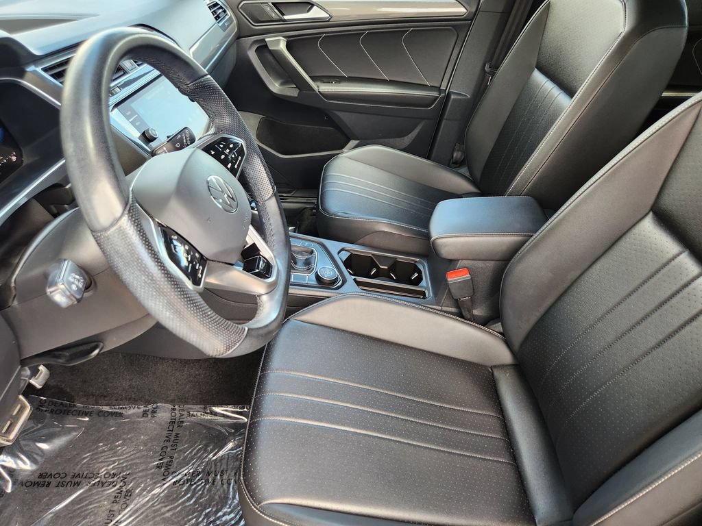 Used 2023 Volkswagen Tiguan SE R-Line AWD/4WD image 4