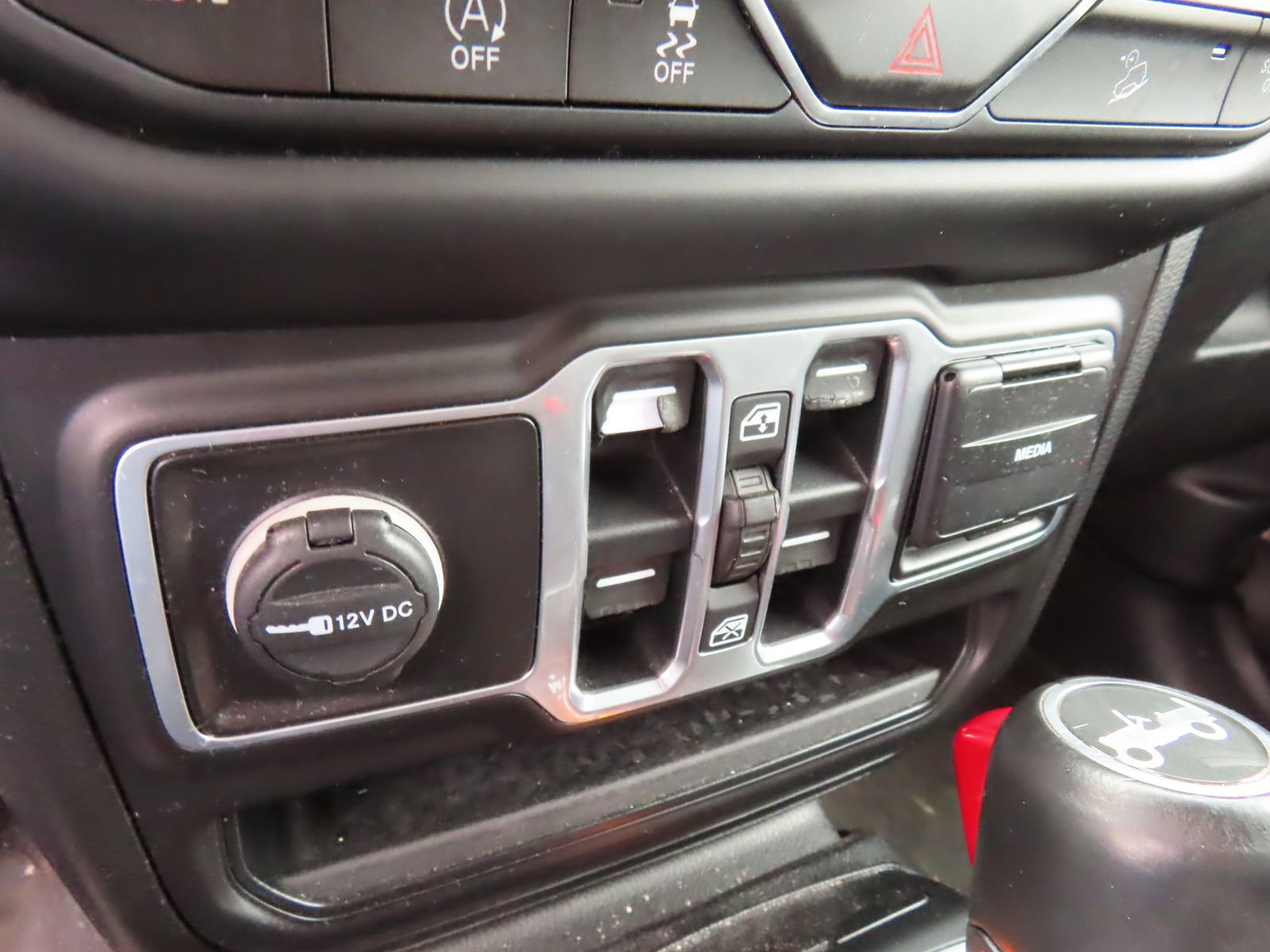 Used 2018 Jeep Wrangler Unlimited Sahara w/ LED Lighting Group image 25