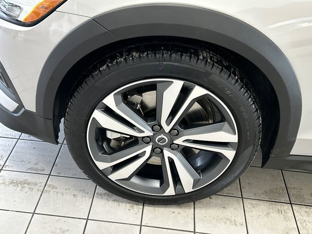 Certified 2025 Volvo V60 B5 Cross Country Plus image 8