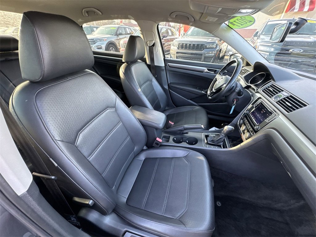 Used 2017 Volkswagen Passat 1.8T R-Line image 23