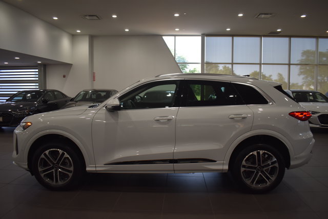 Used 2025 Audi Q5 Premium w/ Convenience Package AWD/4WD image 4