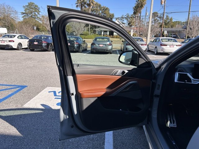 Used 2024 BMW X6 xDrive40i w/ Executive Package image 11