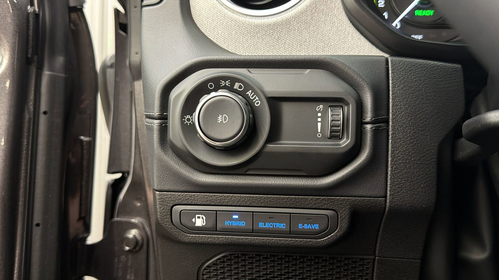 Used 2025 Jeep Wrangler Unlimited Sahara AWD/4WD image 30
