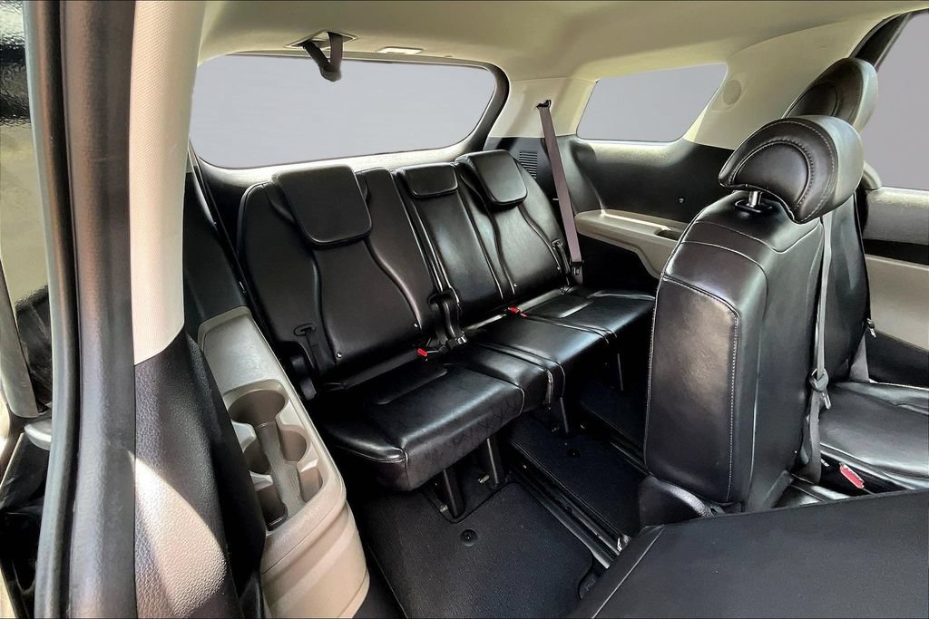 Used 2025 Kia Carnival FWD image 25