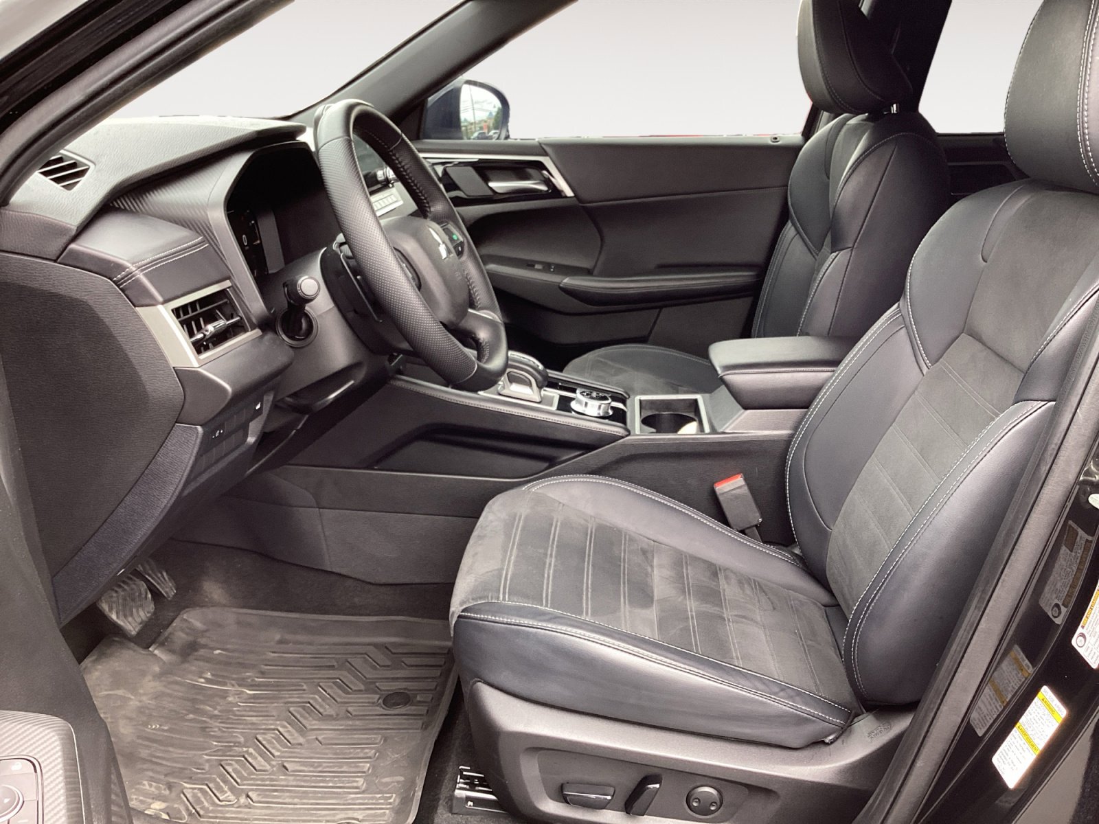 Used 2024 Mitsubishi Outlander SE Black Edition FWD image 28