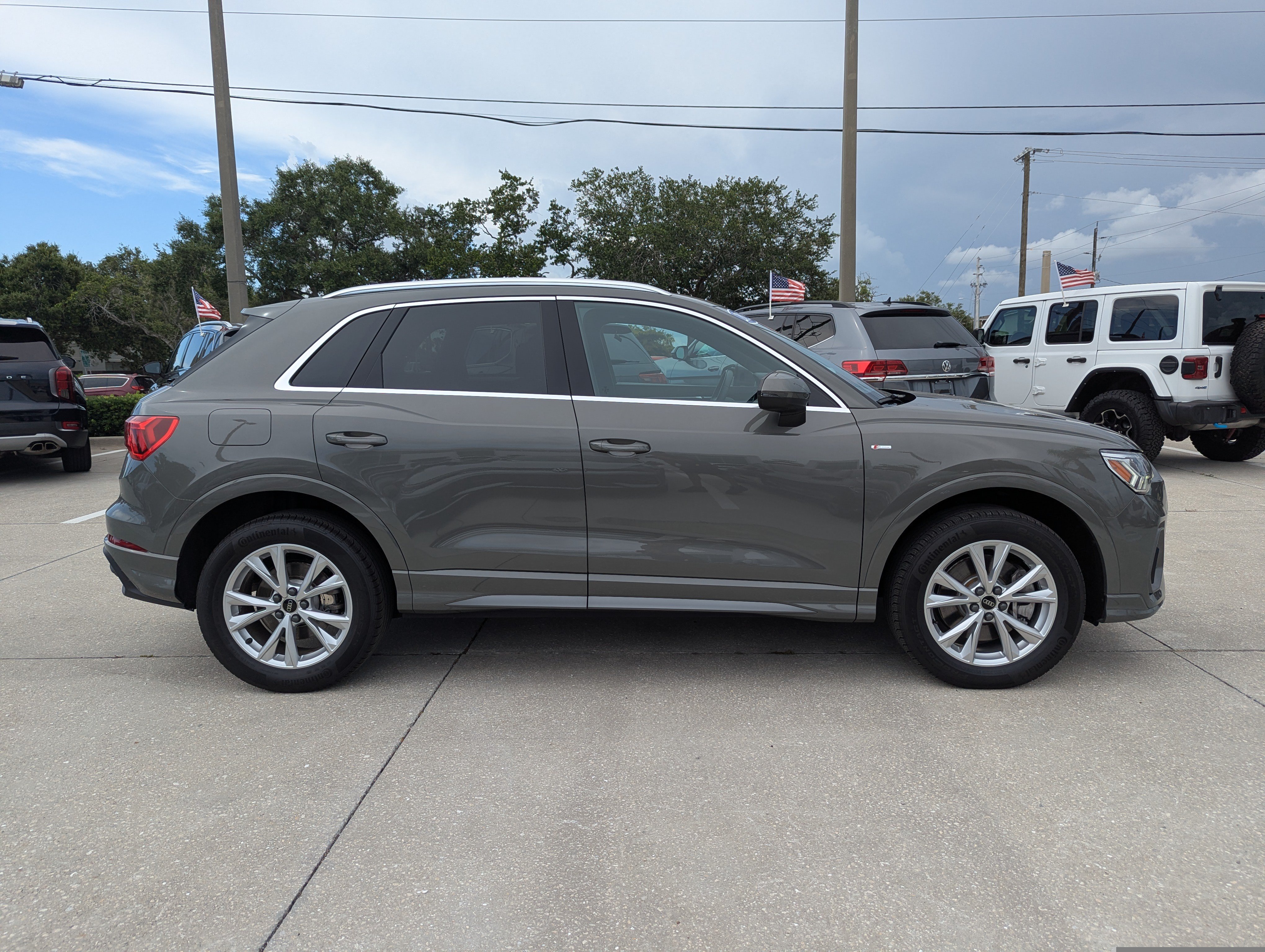 Used 2023 Audi Q3 2.0T Premium Plus w/ Premium Plus Package AWD/4WD image 2