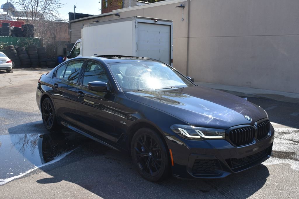 Used 2023 BMW 530e w/ M Sport Package RWD image 4