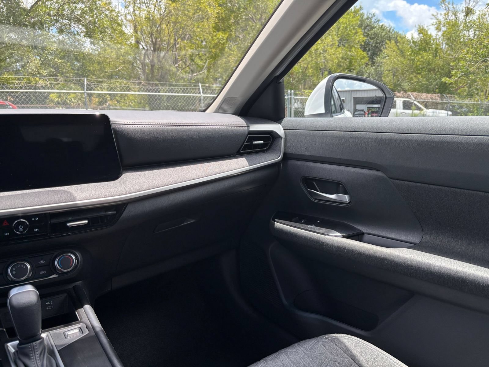 Used 2025 Nissan Kicks SV AWD/4WD image 33