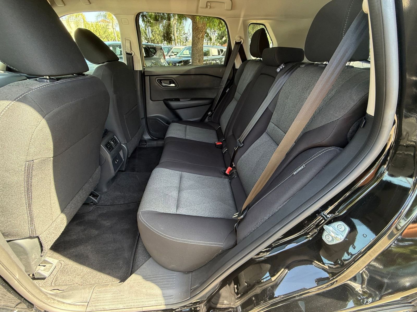 Used 2025 Nissan Rogue SV FWD image 24