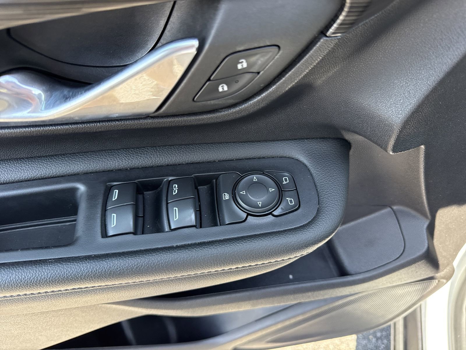 Used 2024 GMC Terrain SLE w/ Driver Convenience Package FWD image 14