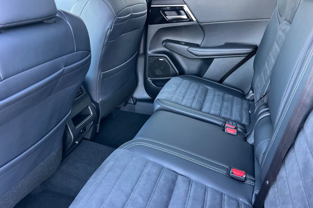 New 2026 Mitsubishi Outlander SE image 13