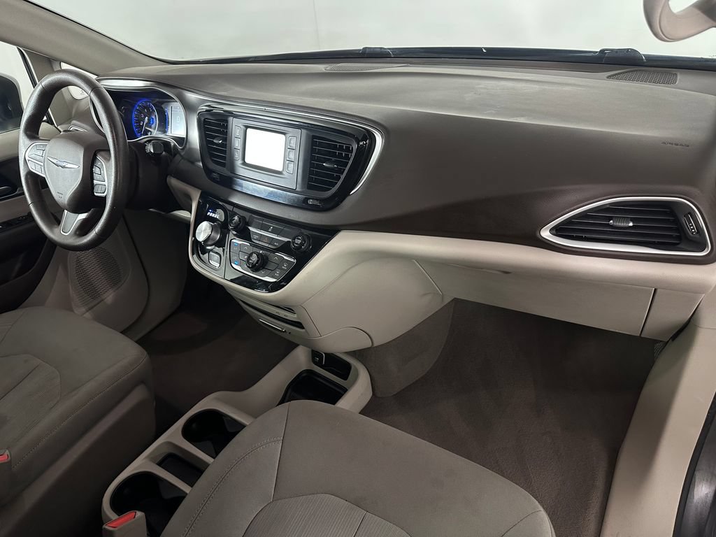 Used 2017 Chrysler Pacifica LX FWD image 28