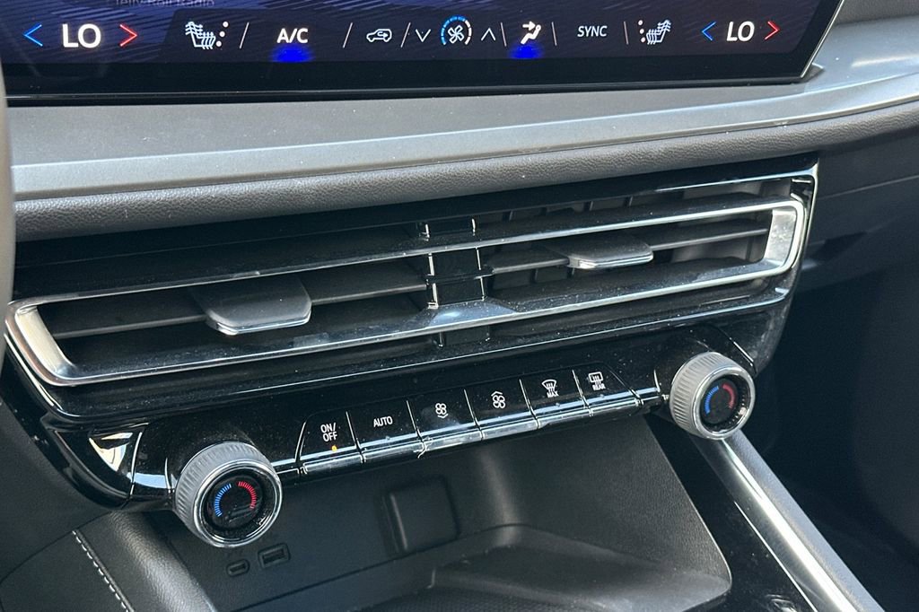 Used 2024 Chevrolet Traverse LT image 23