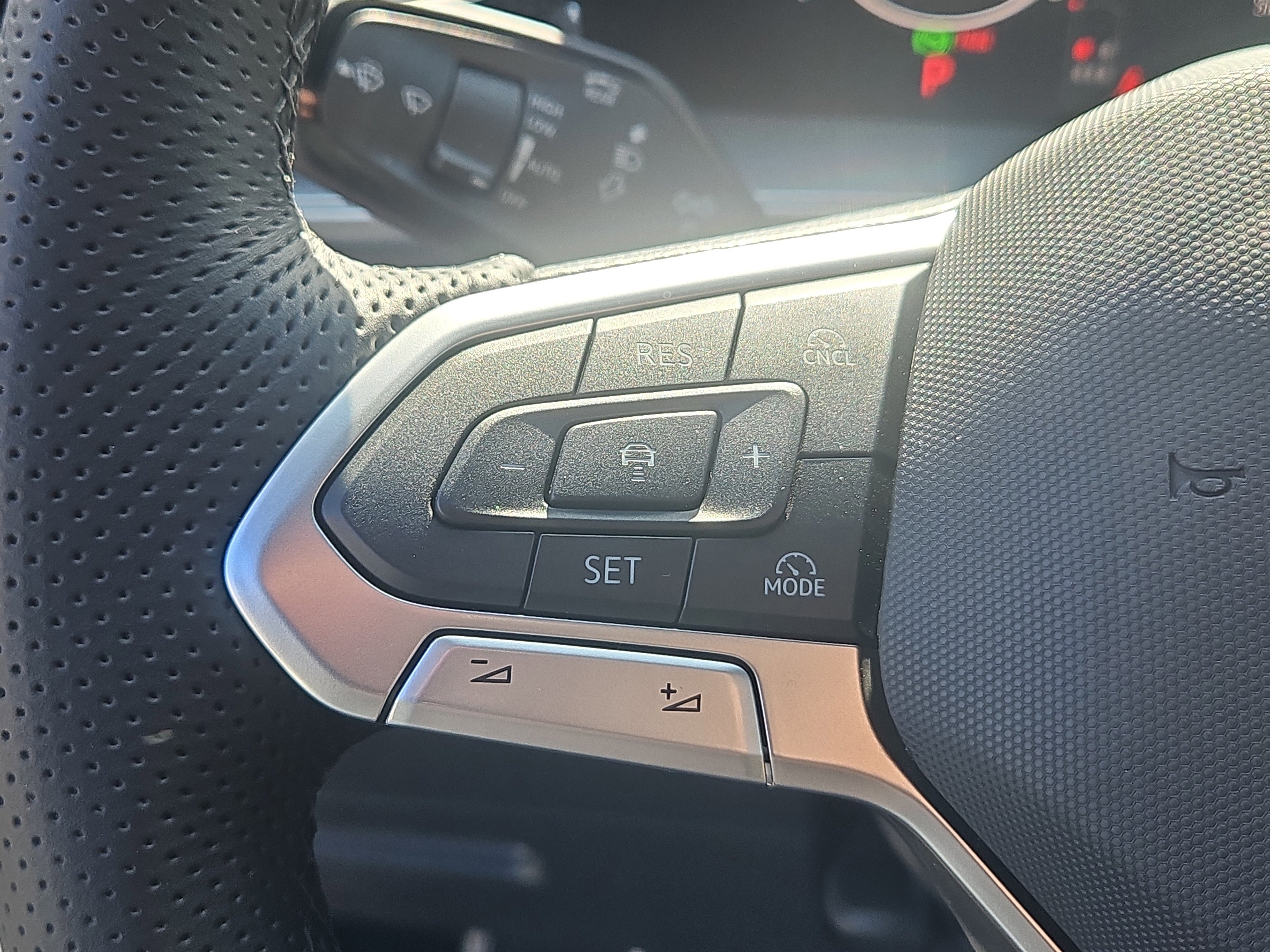 New 2026 Volkswagen Tiguan SE R-Line AWD/4WD image 13