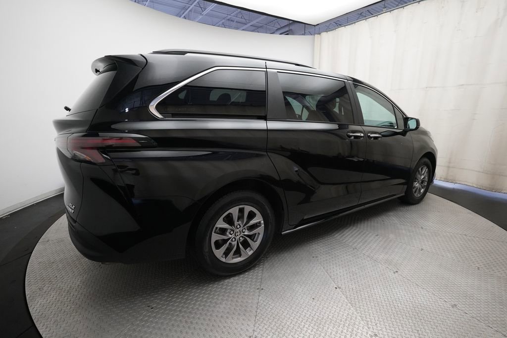 Used 2023 Toyota Sienna XLE FWD image 37