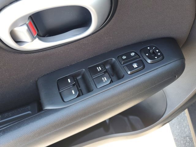 Used 2016 Kia Soul + image 19