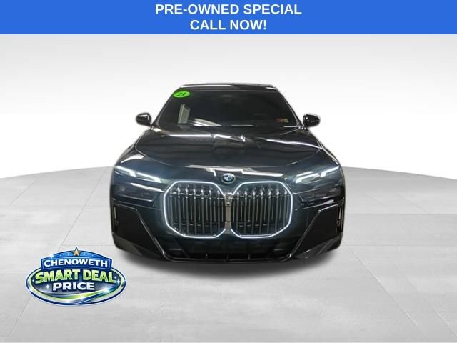 Used 2023 BMW 740i w/ Parking Assistance Package image 5