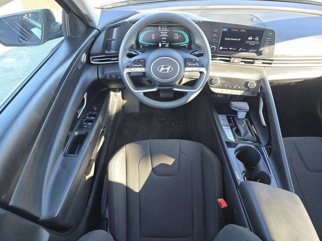 Used 2025 Hyundai Elantra Blue image 27