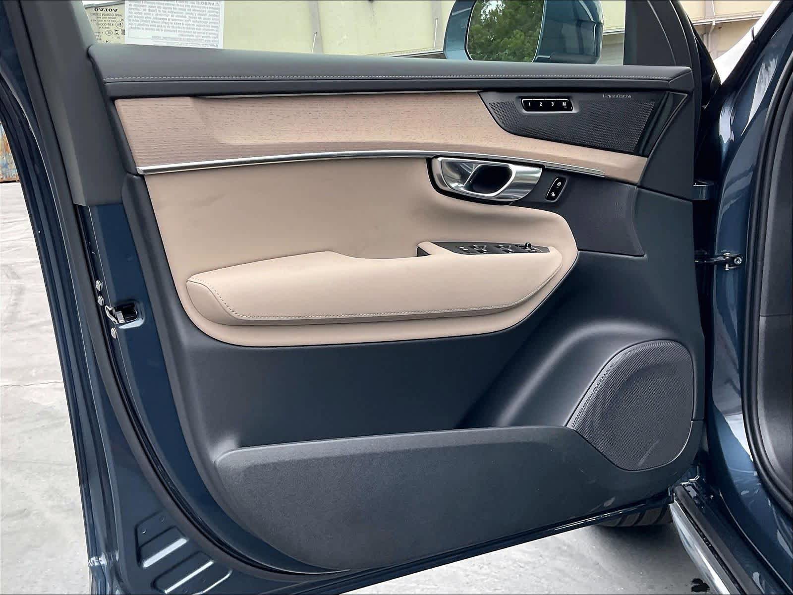 New 2026 Volvo XC90 B6 Plus w/ Protection Package Premier AWD/4WD image 24
