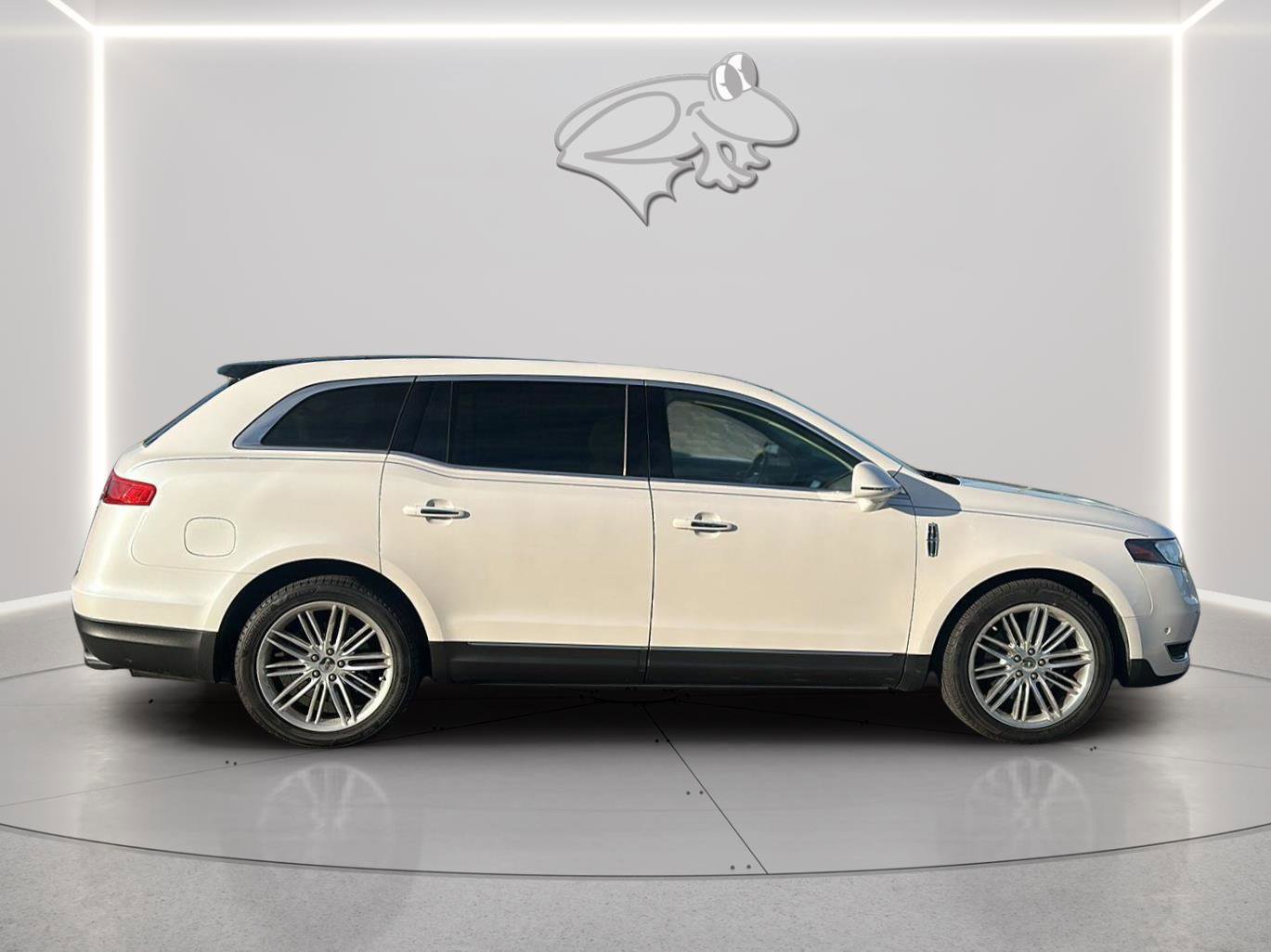 Used 2019 Lincoln MKT AWD image 6