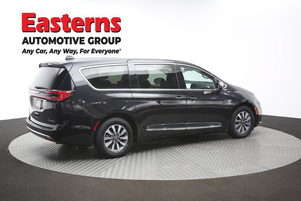 Used 2023 Chrysler Pacifica Limited FWD image 46