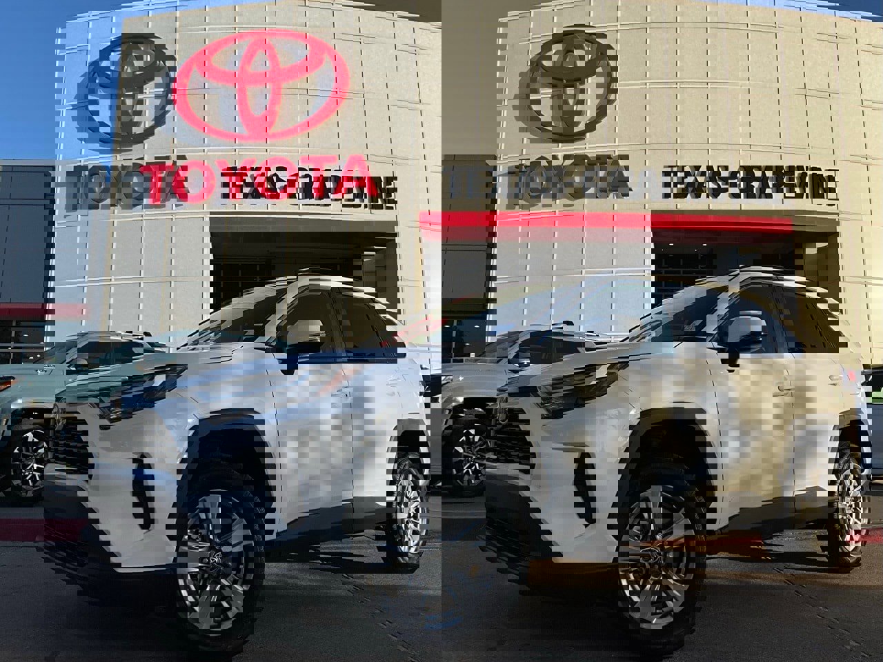 Used 2025 Toyota RAV4 XLE image 2