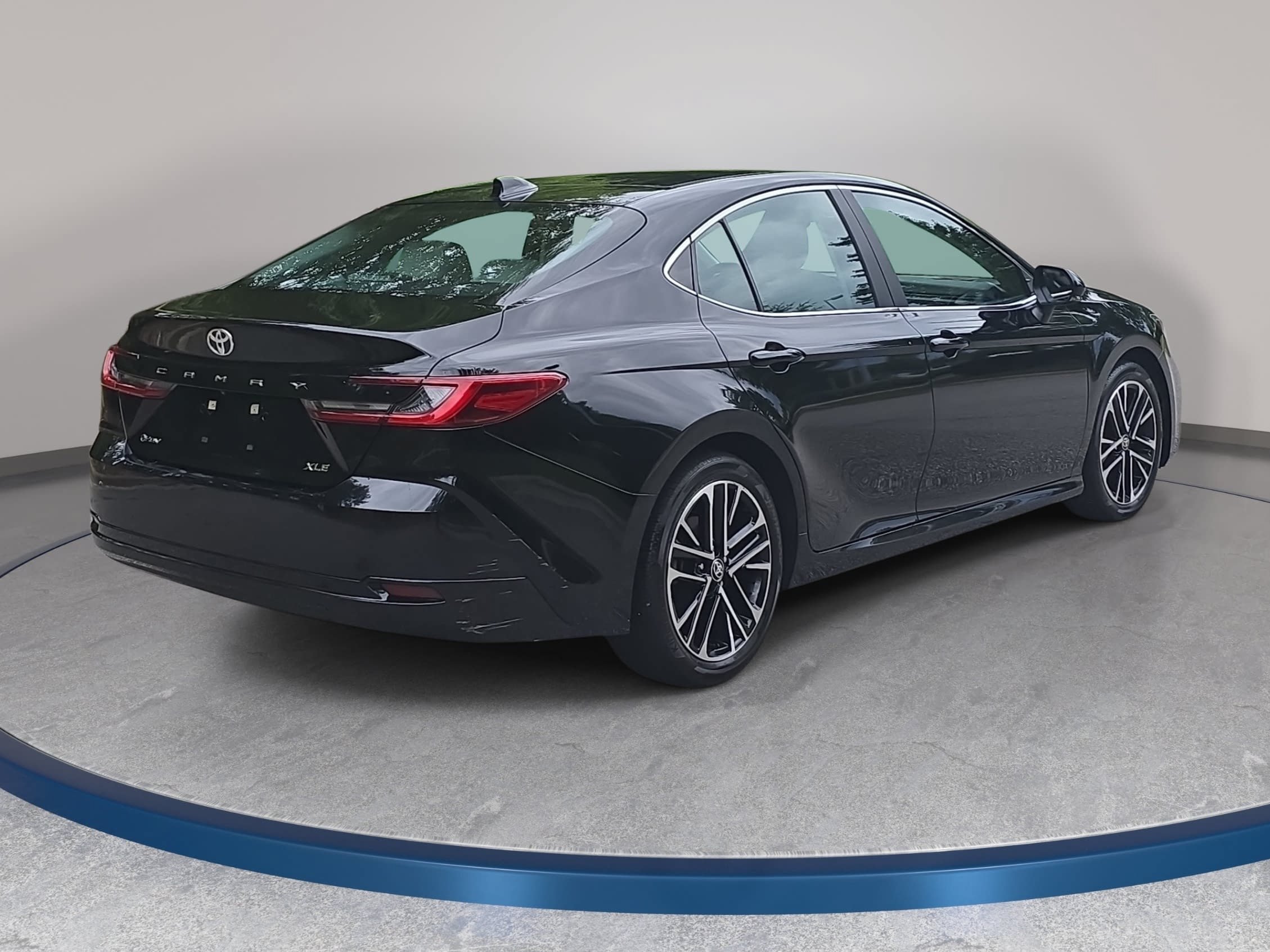 Used 2025 Toyota Camry XLE FWD image 5