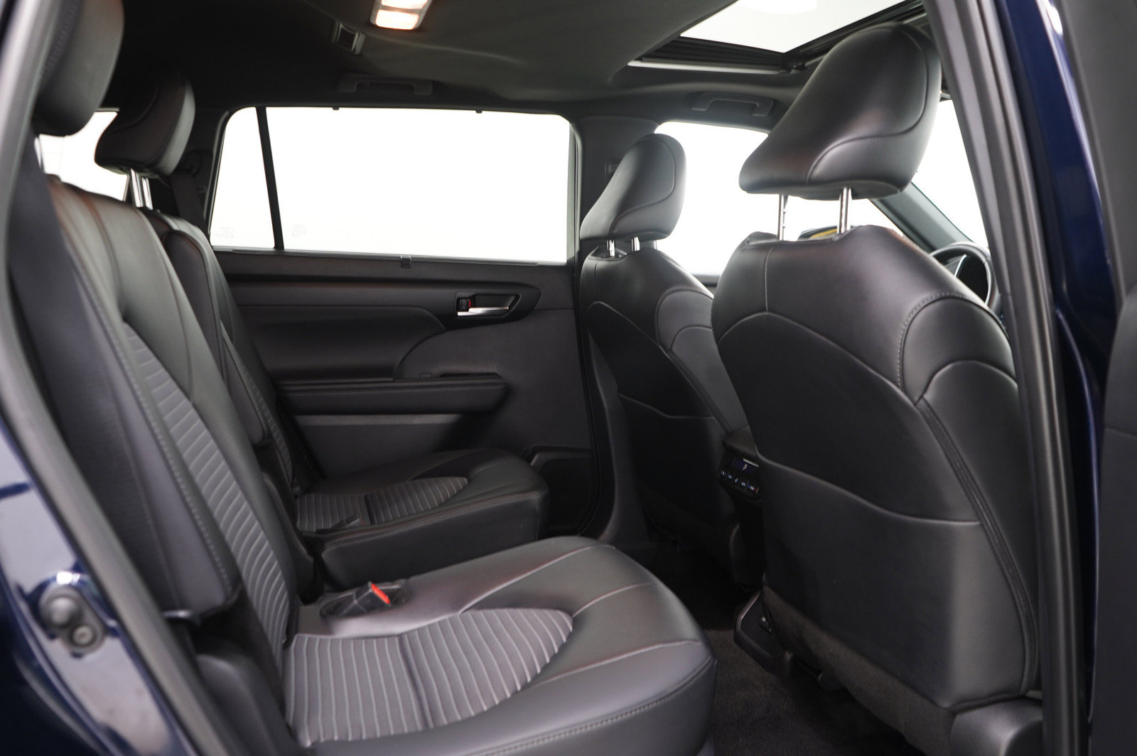 Used 2025 Toyota Highlander XSE AWD/4WD image 14