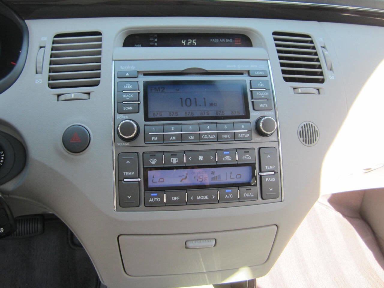 Used 2011 Hyundai Azera Limited FWD image 28