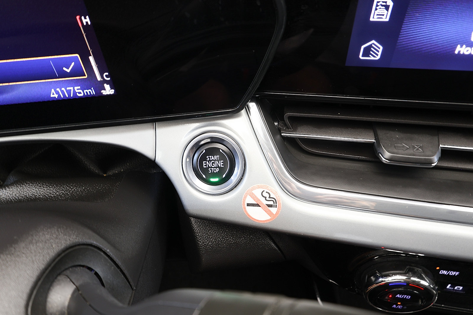 Used 2025 Chevrolet Trax LT FWD image 25