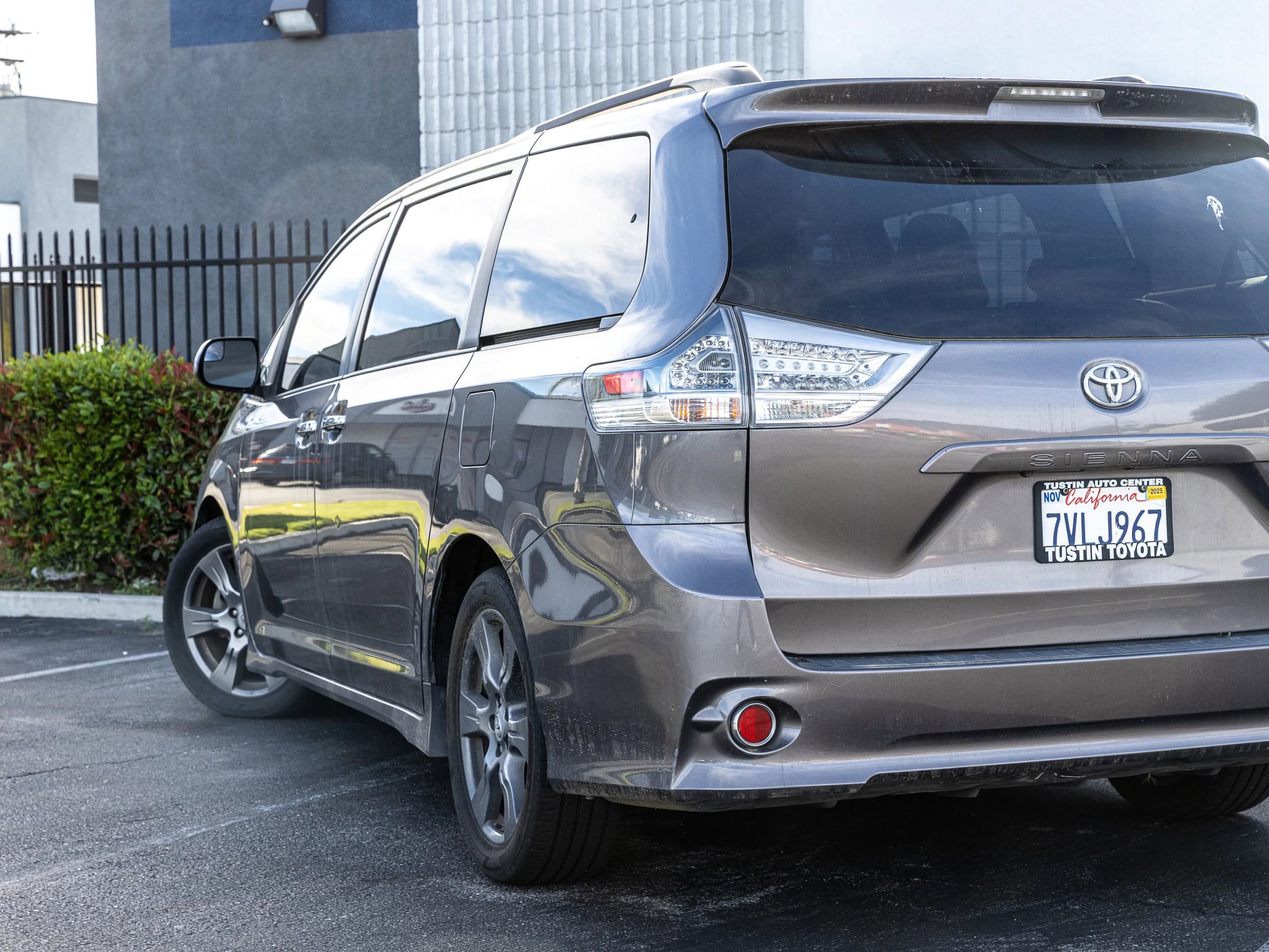 Used 2017 Toyota Sienna SE FWD image 4